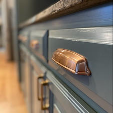 This-Olathe-Ks-kitchen-has-two-toned-cabinets 3